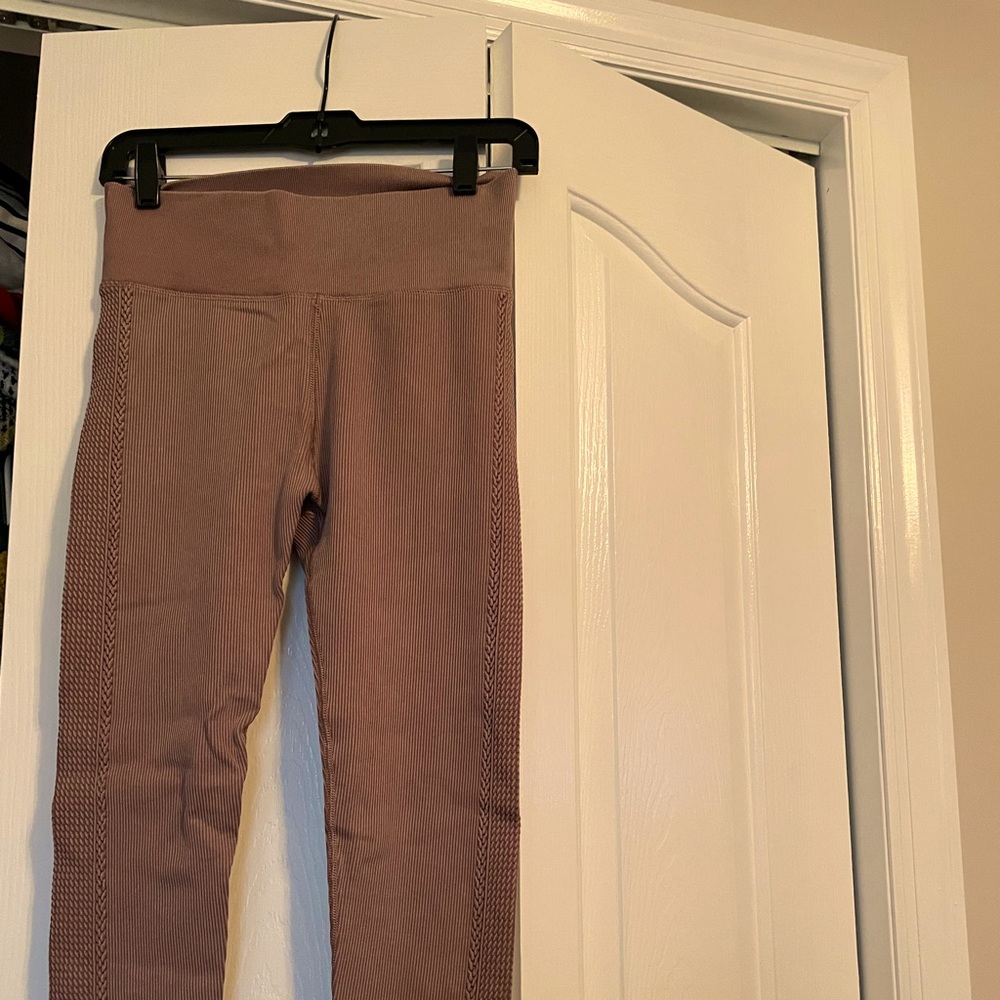 Aerie offline cropped leggings! Worn once. Clay/mauve like color with ribbing.